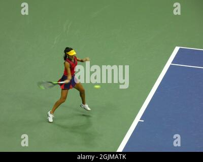 Queens, USA. September 2021. (SPO) Raducanu tropft Sakkari, um bei den USTA US Open Tennis Championships 2021 den Grand Slam Finals der Frauen zu erreichen. 9. September 2021, Flushing, Queens, NY, USA: In einer bitteren und feindseligen Offensive auf den USTA-Tennisplätzen hat eine aggressive Emma Raducanu die griechische Maria Sakkari aus der Konkurrenz 6-1, 6-4 geschreckt und Raducanu damit für eine historische, bevorstehende „Herausforderung der Teenageralter“ aufgestachelt, Jetzt für die Endrunde der diesjährigen US Open Women's Tennis Championship. (Bild: © Julia Mineeva/TheNEWS2 via ZUMA Press Wire) Bild: ZUM Stockfoto