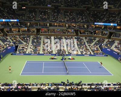 Queens, USA. September 2021. (SPO) Raducanu tropft Sakkari, um bei den USTA US Open Tennis Championships 2021 den Grand Slam Finals der Frauen zu erreichen. 9. September 2021, Flushing, Queens, NY, USA: In einer bitteren und feindseligen Offensive auf den USTA-Tennisplätzen hat eine aggressive Emma Raducanu die griechische Maria Sakkari aus der Konkurrenz 6-1, 6-4 geschreckt und Raducanu damit für eine historische, bevorstehende „Herausforderung der Teenageralter“ aufgestachelt, Jetzt für die Endrunde der diesjährigen US Open Women's Tennis Championship. (Bild: © Julia Mineeva/TheNEWS2 via ZUMA Press Wire) Bild: ZUM Stockfoto