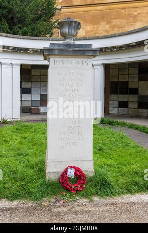 Ein Blick auf Ein Mohnriff, das gerade vor einem der CWGC-Denkmäler auf dem Arnos Valen Cemetery, Bristol UK, 02-09-2021, gelegt wurde. Stockfoto