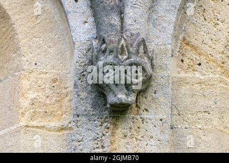 Ein kleiner Steingargoyle an der Außenwand der St. Peters Church, Bishopsworth, Bristol, Großbritannien 02-09-2021. Stockfoto