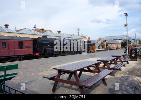 Die Dampflokomotive Black Prince fährt auf der North Norfolk Bahnlinie in den Bahnhof Sheringham ein. Stockfoto
