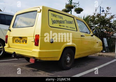 Rückansicht eines Reliant Robin Van auf einem Parkplatz mit Trotters unabhängigem Handel an der Seite von „Only Fools and Horses“ in Sheringham Norfolk Stockfoto