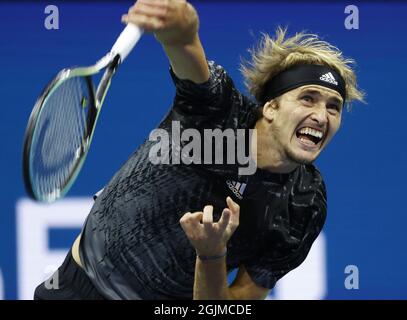 Flushing Meadow, USA. September 2021. Alexander Zverev aus Deutschland dient Novak Djokovic aus Serbien im Halbfinale im Arthur Ashe Stadium bei den US Open Tennis Championships 2021 im USTA Billie Jean King National Tennis Center am Freitag, den 10. September 2021 in New York City. Foto von John Angelillo/UPI Credit: UPI/Alamy Live News Stockfoto