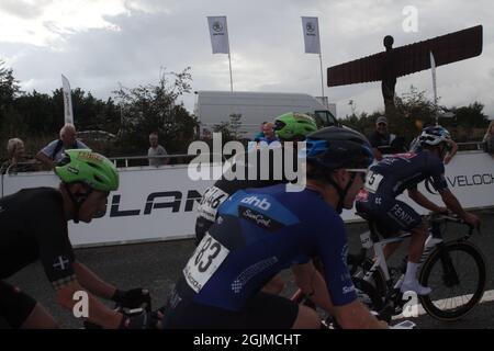 Gateshead, Großbritannien, 10.. September 2021, Etappe 6 der Tour of Britain 2021 mit dem Fahrrad vorbei an Anthony Gormleys weltberühmter Skulptur „Engel des Nordens“, Quelle: DEW/Alamy Live News Stockfoto