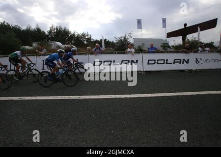 Gateshead, Großbritannien, 10.. September 2021, Etappe 6 der Tour of Britain 2021 mit dem Fahrrad vorbei an Anthony Gormleys weltberühmter Skulptur „Engel des Nordens“, Quelle: DEW/Alamy Live News Stockfoto