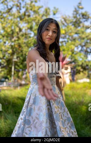 Teenage Asian Girl Streaching Out Helfende Hände Stockfoto