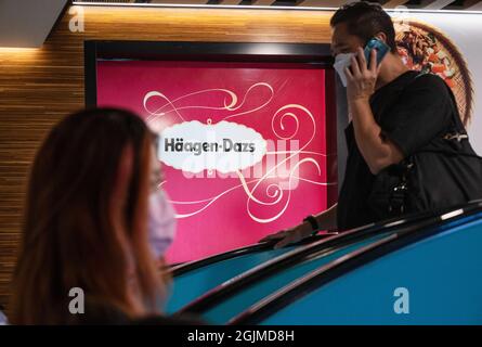 Hongkong, China. August 2021. Die Käufer kommen an der amerikanischen Eismarke Häagen-Dazs in Hongkong vorbei. (Foto von Budrul Chukrut/SOPA Images/Sipa USA) Quelle: SIPA USA/Alamy Live News Stockfoto