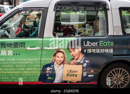 Hongkong, China. August 2021. Ein Taxi, das mit der amerikanischen Online-Plattform für die Bestellung und Lieferung von Lebensmitteln abgedeckt wird, die von Uber gestartet wurde, ist das Werbethema der Marke Uber Eats in Hongkong zu sehen. (Foto von Budrul Chukrut/SOPA Images/Sipa USA) Quelle: SIPA USA/Alamy Live News Stockfoto