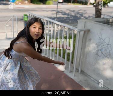Teenage Asian Girl Bewundert Seltsame Dinge Stockfoto