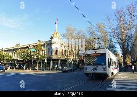 Santa Clara Valley Transportation Authority VTA Light Rail auf der S 2nd Street in der W Santa Clara Street in der Innenstadt von San Jose, Kalifornien, USA. Stockfoto