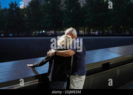 New York, USA. September 2021. Menschen gedenken der Opfer der Anschläge von 9/11 auf dem National September 11 Memorial and Museum in New York, USA, 10. September 2021. Quelle: Wang Ying/Xinhua/Alamy Live News Stockfoto