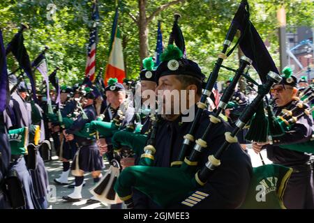 New York, NY, USA. September 2021. Am Tag vor dem 20. Jahrestag der Angriffe des World Trade Center werden auf der Gedenkstätte 9/11 offizielle und private Gedenkstätten abgehalten. Mitglieder der Emerald Society Pipes and Drums der New Yorker Polizeibehörde leiten einen Gedenkgottesdienst. Quelle: Ed Lefkowicz/Alamy Live News Stockfoto