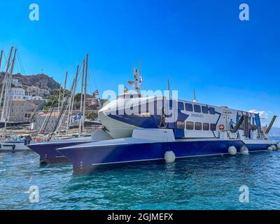 Der neue Speed Cat Passagierkatamaran bei Ankunft auf Hydra Island, Griechenland. Die Speed Cat von Alpha Lines, die am 10. April für die Saronischen Inseln gestartet wurde, Stockfoto