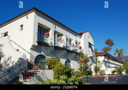 Historisches Gebäude im spanischen Kolonialstil in der Nähe des Santa Barbara County Courthouse in der historischen Innenstadt von Santa Barbara, Kalifornien, USA. Stockfoto