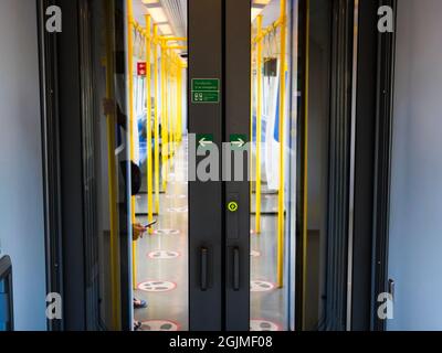 Die Türen in den Zügen schließen sich. Während der Elektrozug mit hoher Geschwindigkeit fährt Stockfoto