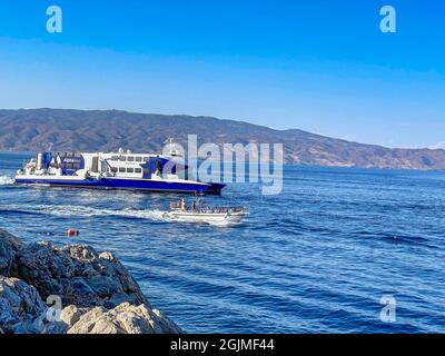 Der neue Speed Cat Passagierkatamaran bei Ankunft auf Hydra Island, Griechenland. Die Speed Cat von Alpha Lines, die am 10. April für die Saronischen Inseln gestartet wurde, Stockfoto