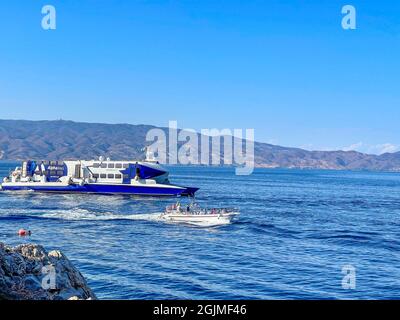 Der neue Speed Cat Passagierkatamaran bei Ankunft auf Hydra Island, Griechenland. Die Speed Cat von Alpha Lines, die am 10. April für die Saronischen Inseln gestartet wurde, Stockfoto