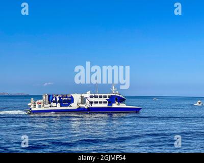 Der neue Speed Cat Passagierkatamaran bei Ankunft auf Hydra Island, Griechenland. Die Speed Cat von Alpha Lines, die am 10. April für die Saronischen Inseln gestartet wurde, Stockfoto