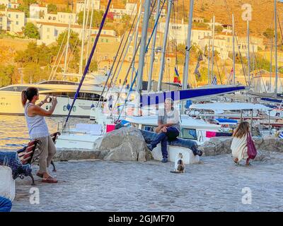 Touristen und Besucher, die Fotos machen und genießen den schönen Blick auf die Insel Hydra, Griechenland Stockfoto