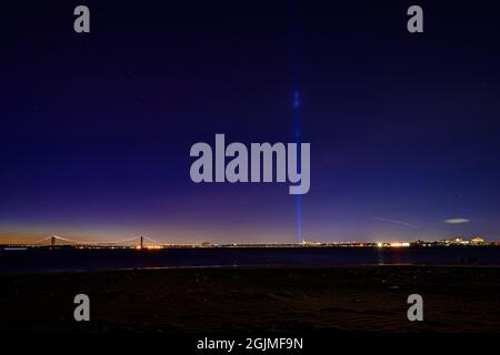 Blick auf das Lower Manhattan mit The Tribute in Light, von der Coney Island, Brooklyn am Vorabend des 9. Jahrestages der 11; 10. September 20 Stockfoto