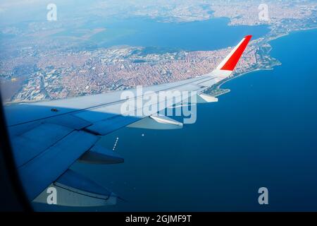 Blick durch das Fensterflugzeug während des Fluges in Flügel landet über Istanbul bei sonnigem Wetter Stockfoto