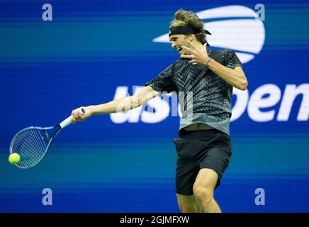 New York, USA. September 2021. 10. September 2021: Alexander Zverev (GER) verliert an Novak Djokovic (SRB) in fünf Sätzen bei den US Open, die im Billy Jean King National Tennis Center in Flushing, Queens, New York, gespielt werden {USA} © Jo Becktold/Tennisclix/CSM Credit: CAL Sport Media/Alamy Live News Stockfoto