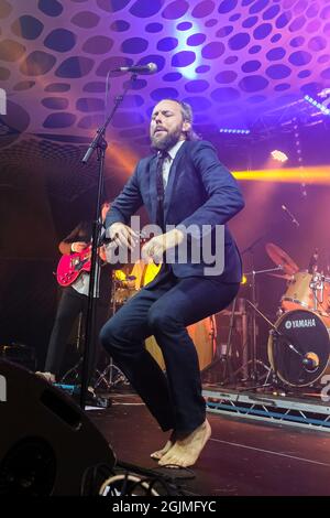 Winchester, Großbritannien. September 2021. Sänger Jonathan Scratchley tritt live auf der Bühne mit der britischen Dubstep-Band Gentleman's Dub Club beim Mucky Weekender Festival auf. Kredit: SOPA Images Limited/Alamy Live Nachrichten Stockfoto