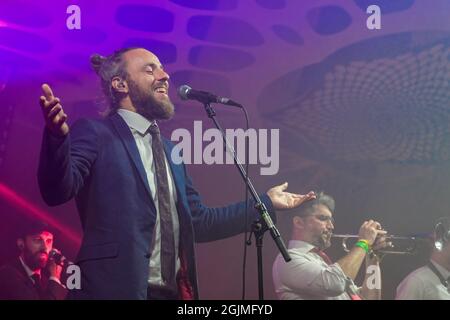 Winchester, Großbritannien. September 2021. Sänger Jonathan Scratchley tritt live auf der Bühne mit der britischen Dubstep-Band Gentleman's Dub Club beim Mucky Weekender Festival auf. Kredit: SOPA Images Limited/Alamy Live Nachrichten Stockfoto