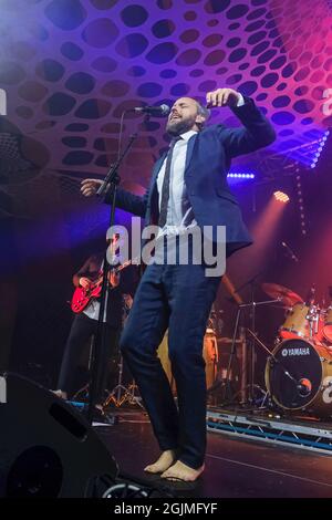 Winchester, Großbritannien. September 2021. Sänger Jonathan Scratchley tritt live auf der Bühne mit der britischen Dubstep-Band Gentleman's Dub Club beim Mucky Weekender Festival auf. Kredit: SOPA Images Limited/Alamy Live Nachrichten Stockfoto