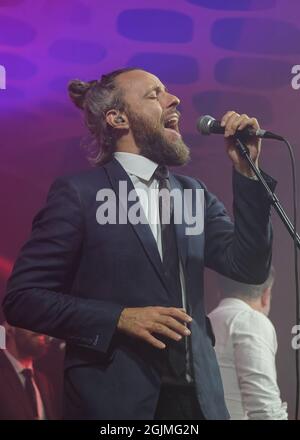 Winchester, Großbritannien. September 2021. Sänger Jonathan Scratchley tritt live auf der Bühne mit der britischen Dubstep-Band Gentleman's Dub Club beim Mucky Weekender Festival auf. (Foto von Dawn Fletcher-Park/SOPA Images/Sipa USA) Quelle: SIPA USA/Alamy Live News Stockfoto