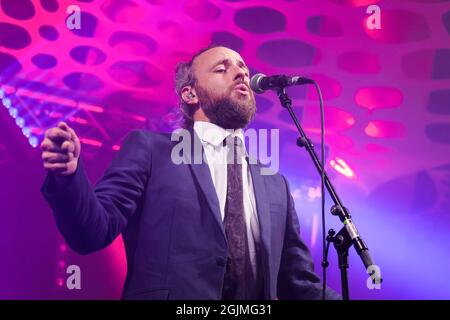 Winchester, Großbritannien. September 2021. Sänger Jonathan Scratchley tritt live auf der Bühne mit der britischen Dubstep-Band Gentleman's Dub Club beim Mucky Weekender Festival auf. (Foto von Dawn Fletcher-Park/SOPA Images/Sipa USA) Quelle: SIPA USA/Alamy Live News Stockfoto