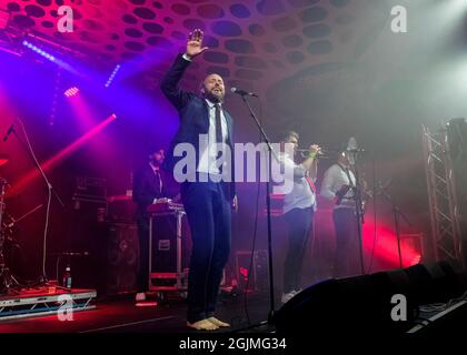 Winchester, Großbritannien. September 2021. Sänger Jonathan Scratchley tritt live auf der Bühne mit der britischen Dubstep-Band Gentleman's Dub Club beim Mucky Weekender Festival auf. (Foto von Dawn Fletcher-Park/SOPA Images/Sipa USA) Quelle: SIPA USA/Alamy Live News Stockfoto