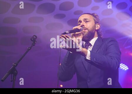 Winchester, Großbritannien. September 2021. Sänger Jonathan Scratchley tritt live auf der Bühne mit der britischen Dubstep-Band Gentleman's Dub Club beim Mucky Weekender Festival auf. (Foto von Dawn Fletcher-Park/SOPA Images/Sipa USA) Quelle: SIPA USA/Alamy Live News Stockfoto