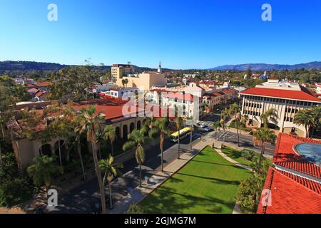 Luftaufnahme des historischen Stadtzentrums von Santa Barbara mit den Bergen von Santa Ynez im Hintergrund, von der Spitze des Uhrturms von Santa Barbara County Cou Stockfoto