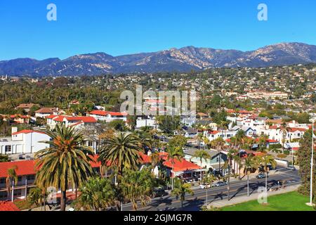 Luftaufnahme des historischen Stadtzentrums von Santa Barbara mit den Bergen von Santa Ynez im Hintergrund, von der Spitze des Uhrturms von Santa Barbara County Cou Stockfoto