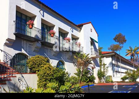 Historisches Gebäude im spanischen Kolonialstil in der Nähe des Santa Barbara County Courthouse in der historischen Innenstadt von Santa Barbara, Kalifornien, USA. Stockfoto