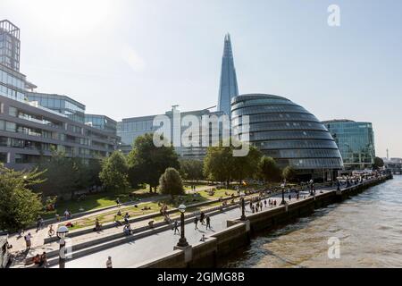 London, Großbritannien. September 2021. Das Londoner Rathaus ist von der Tower Bridge aus zu sehen.Da Großbritannien im September von einer Hitzewelle heimgesucht wird, werden Londoners unter der intensiven Sonne ihre Zeit im Freien verbringen sehen. (Bild: © Belinda Jiao/SOPA Images via ZUMA Press Wire) Stockfoto