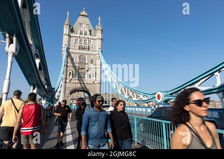 London, Großbritannien. September 2021. Menschenmassen, die über die Tower Bridge laufen sehen.Da Großbritannien im September von einer Hitzewelle heimgesucht wird, werden Londoners unter der intensiven Sonne ihre Zeit im Freien verbringen sehen. (Bild: © Belinda Jiao/SOPA Images via ZUMA Press Wire) Stockfoto