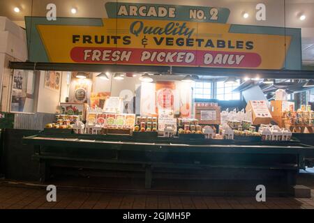 Pikes Place Market ist ein berühmter Bauernmarkt in der Innenstadt von Seattle, der voller Leben und Energie ist. Stockfoto