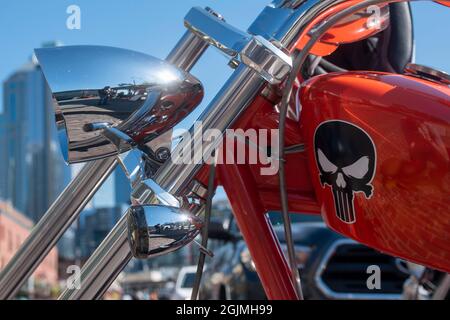 Dieses Custom Motorrad ist in der Nähe von Pikes Place Market in der Innenstadt von Seattle, WA, USA geparkt. Stockfoto