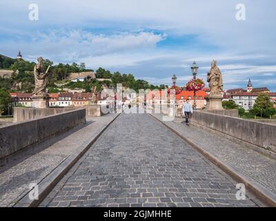 Würzburg, Bayern, Deutschland - August 3 2021: Alte Mainbrücke oder Alte Mainbrücke in Würzburg, Frankonien Stockfoto