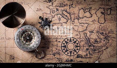 Happy Columbus Day Konzept. Vintage Kompass und Retro Schatzmanuskript. Flach liegend, Draufsicht mit Kopierplatz. Stockfoto