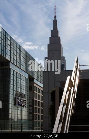 Das NTT Docomo Yoyogi Gebäude ragt hinter dem Takashimaya Times Square in Shinjuku, Tokio, Japan, Stockfoto