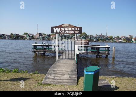 Anlegestelle für Windmill Kücheliegt über dem Fluss De Zaan in der niederländischen Stadt Zaandam. Zu den Windmühlen des Freilichtmuseums De Zaanse Schans. Sommer. Zaanstad, Stockfoto