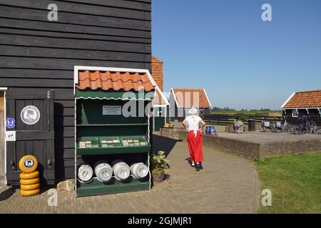 . Altes, hölzernes Bauernhaus Catharinahoeve und Shop. Runde Käsesorten, alte Milchdosen, Frau in traditioneller Tracht auf einem Bauernhof. Holländisches Freilichtmuseum Stockfoto