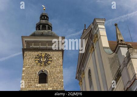 Schwarzer Turm und Fassade der Kathedrale in Ceske Budejovice, Tschechische Republik Stockfoto