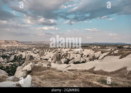 Panoramablick in der Nähe von Uchisar, Kappadokien mit herrlichen geologischen Natur mit blauem Himmel Stockfoto