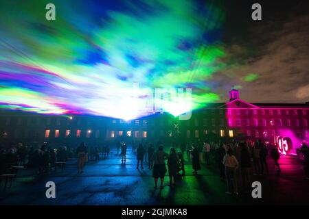Im Rahmen des Greenwich and Docklands Intentional Festival in der Royal Artillery Barracks in Woolwich sehen die Menschen „Borealis“, eine Laserlicht-Kunstinstallation von Dan Acher, die die Nordlichter nachbildet. Bilddatum: Freitag, 10. September 2021. Stockfoto