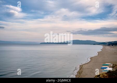 Horizont Linie: Marmarameer und blauer Himmel. Küste, blaues Meer, Strand, felsig, Floß auf dem gleichen Foto während des sonnigen Tages von Mudanya, Bursa, Türkei. Stockfoto