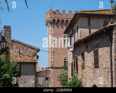 Umkämpfter Turm der mittelalterlichen Burg am Eingang zum Dorf Bolgheri. Stockfoto